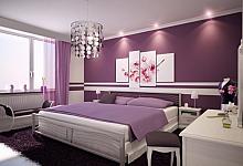 fioletowa sypialnia z oświetloną listwą sufitową